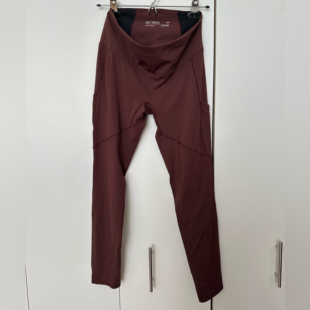 Arcteryx Oriel Leggings with Pockets in Maroon / Burgundy / Dark Red in Size S